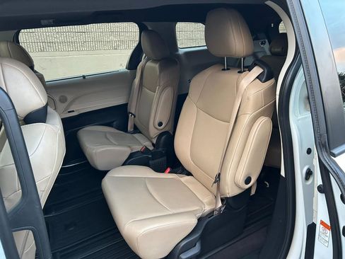 Used 2022 Toyota Sienna XLE image 14