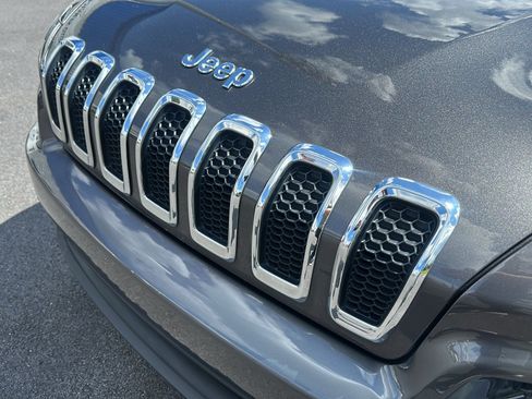 Used 2018 Jeep Cherokee Latitude Plus FWD image 14