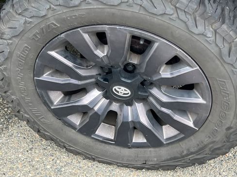 Used 2022 Toyota Tacoma Limited image 18