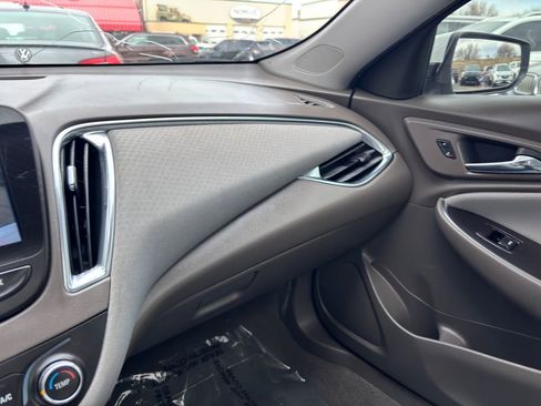 Used 2018 Chevrolet Malibu LT image 27