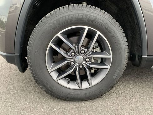 Used 2017 Jeep Grand Cherokee Limited image 11