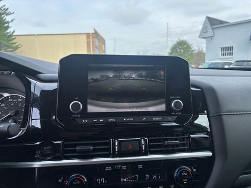 Used 2025 Nissan Pathfinder SV image 23