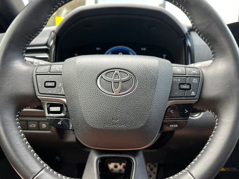 Used 2025 Toyota Camry SE FWD image 25