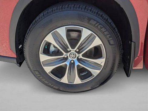 Used 2023 Toyota Highlander XLE FWD image 25
