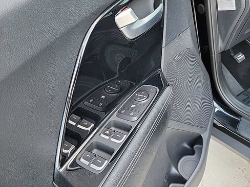 Used 2020 Kia Niro LXS FWD image 27