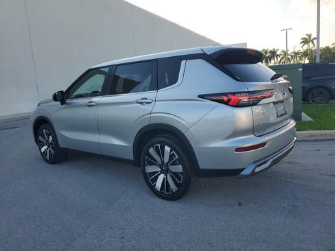 Used 2025 Mitsubishi Outlander SE image 7