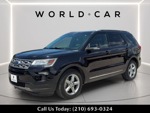 Used 2018 Ford Explorer XLT w/ Equipment Group 202A FWD image 3