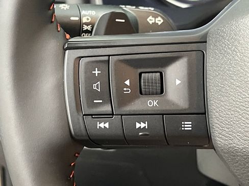 Used 2025 Nissan Rogue SV AWD/4WD image 38