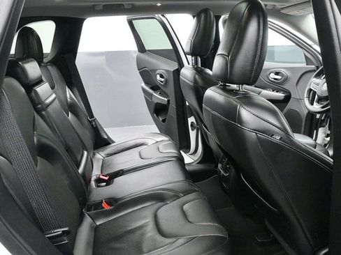 Used 2019 Jeep Cherokee Limited image 23