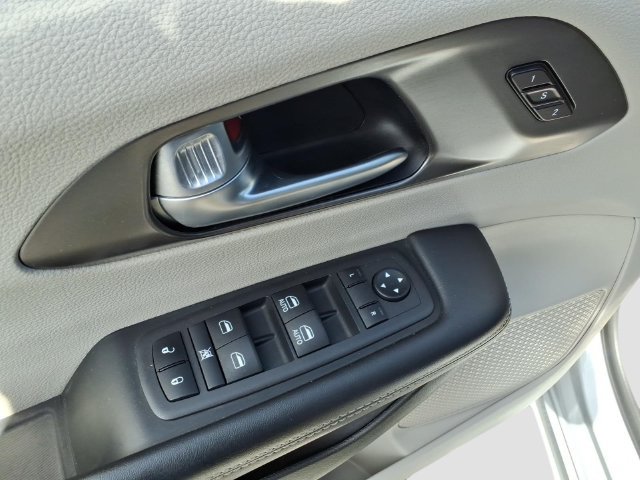 Used 2024 Chrysler Pacifica Touring-L FWD image 11
