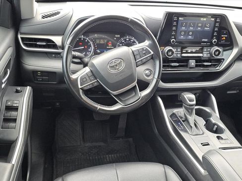 Used 2022 Toyota Highlander XLE image 11