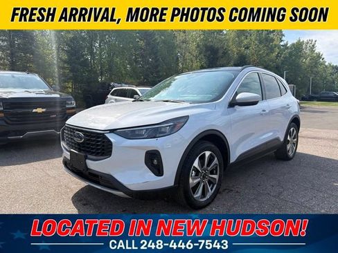 Used 2025 Ford Escape Platinum AWD/4WD image 1