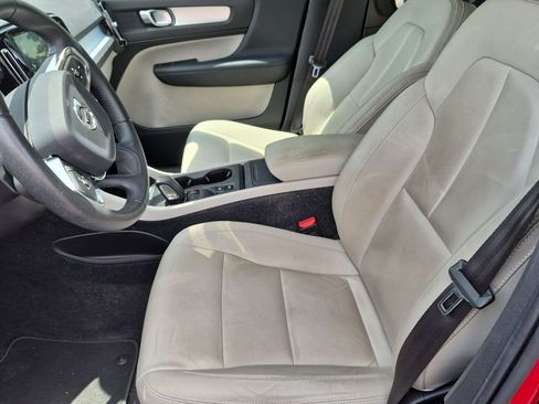 Used 2019 Volvo XC40 T4 Momentum FWD image 16
