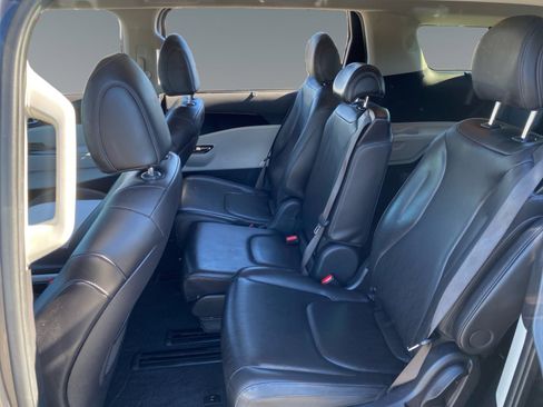 Used 2023 Kia Carnival EX image 13