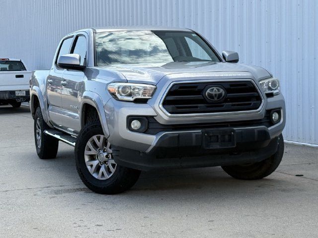 Used 2018 Toyota Tacoma SR5 RWD image 2