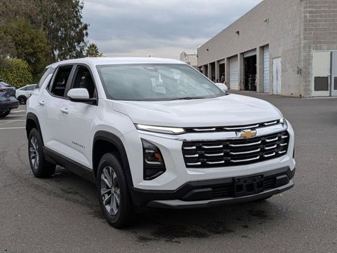 Used 2025 Chevrolet Equinox LT image 3