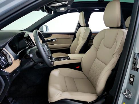 Used 2026 Volvo XC90 B6 Plus image 9