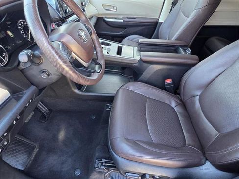 Certified 2023 Toyota Sienna Platinum image 6