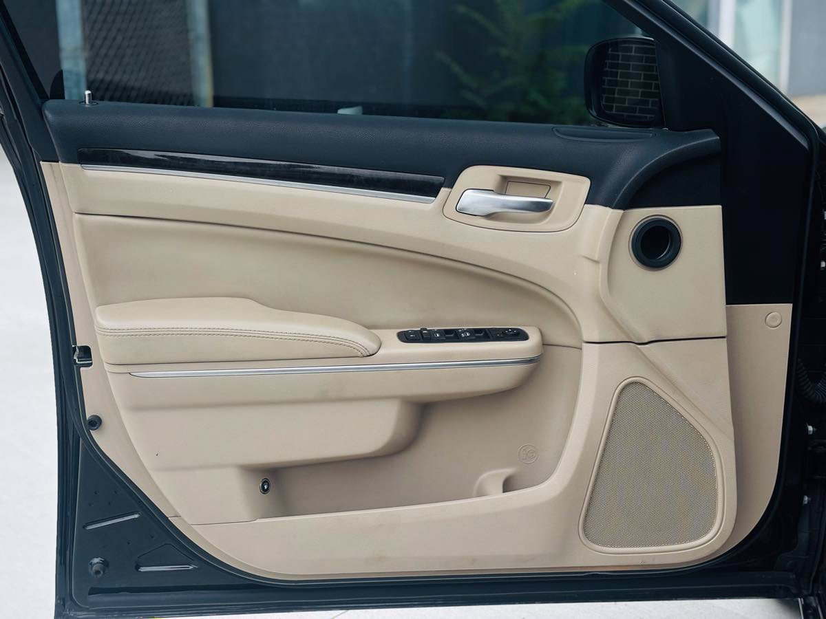 Used 2014 Chrysler 300 AWD image 32
