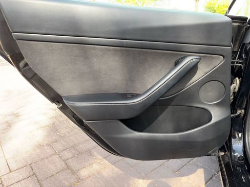 Used 2022 Tesla Model 3 Standard Range image 9