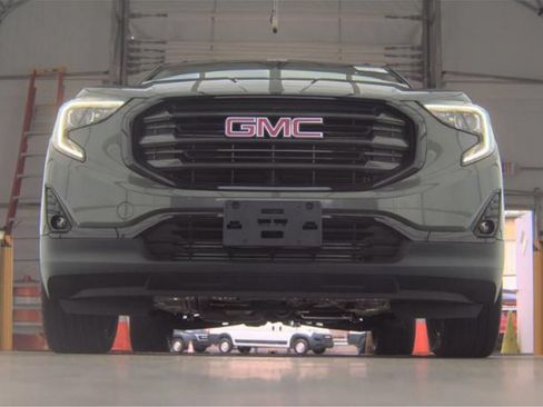 Used 2019 GMC Terrain SLT w/ Black Edition AWD/4WD image 3