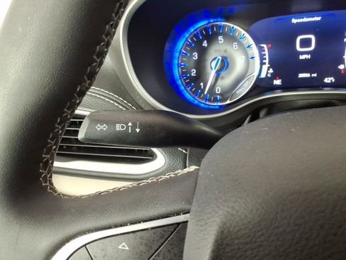 Used 2023 Chrysler Pacifica Touring-L image 27