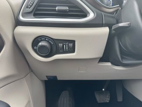 Used 2023 Chrysler Voyager LX image 28