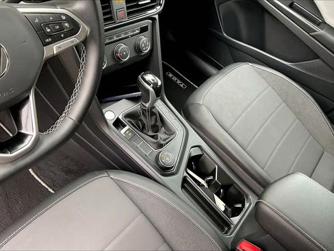 Certified 2022 Volkswagen Taos SE w/ Driver Assistance Package image 13