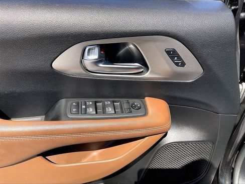 Used 2021 Chrysler Pacifica Limited AWD/4WD image 38