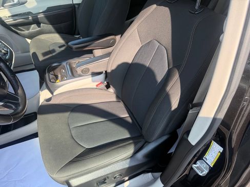 Used 2020 Chrysler Pacifica Touring w/ Advanced Safetytec Group FWD image 14