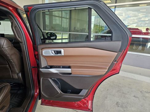 Used 2022 Ford Explorer King Ranch w/ Premium Technology Package image 13