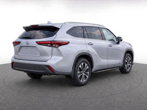 Used 2023 Toyota Highlander XLE FWD image 4