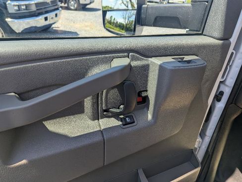 Used 2022 Chevrolet Express 3500 w/ Power Convenience Package RWD image 19