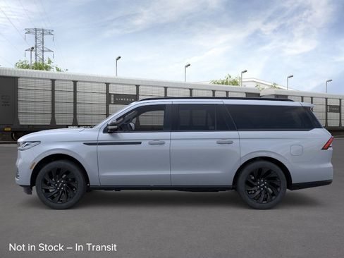 New 2026 Lincoln Navigator L Reserve AWD/4WD image 3