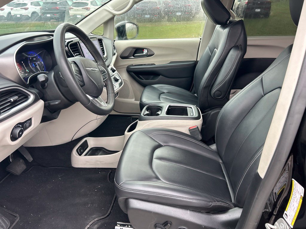 Used 2024 Chrysler Pacifica Touring-L FWD image 6