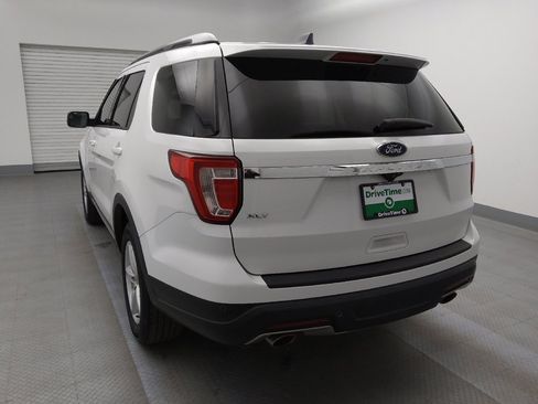 Used 2018 Ford Explorer XLT image 6