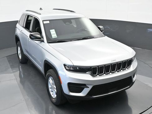 Used 2024 Jeep Grand Cherokee Laredo w/ Trailer Tow Package image 37