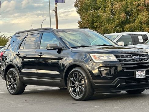 Used 2018 Ford Explorer XLT w/ Equipment Group 202A image 9