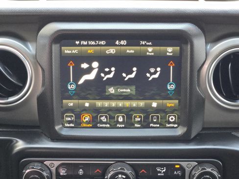 Used 2022 Jeep Wrangler Unlimited Sahara w/ Cold Weather Group AWD/4WD image 16