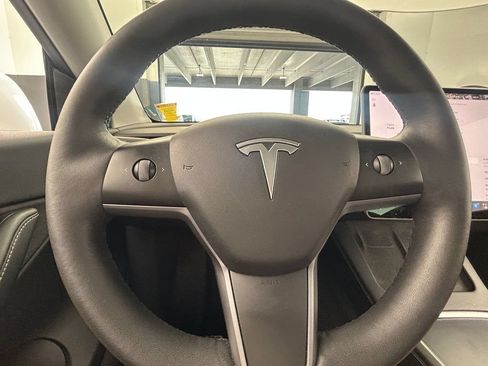 Used 2022 Tesla Model Y Long Range AWD/4WD image 23