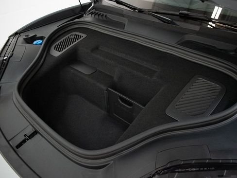 Certified 2025 Porsche Macan 4 Electric image 18