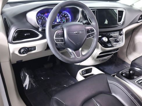 Used 2024 Chrysler Pacifica Touring-L FWD image 9