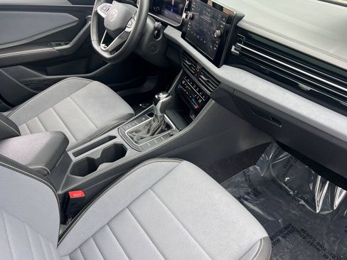 Used 2025 Volkswagen Jetta SE FWD image 12