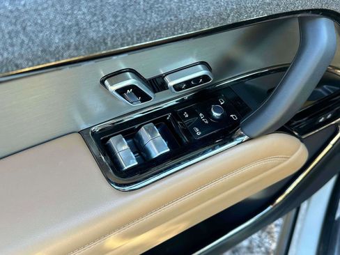 Used 2025 Land Rover Range Rover Sport SE image 16