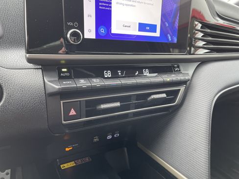 Certified 2025 Toyota Camry SE FWD image 27