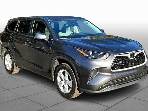 Used 2023 Toyota Highlander L FWD image 3