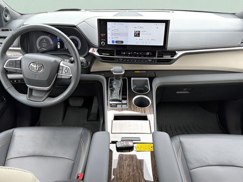 Used 2025 Toyota Sienna Platinum AWD/4WD image 10