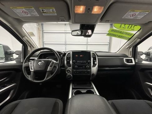 Used 2021 Nissan Titan SV w/ SV Convenience Package image 3