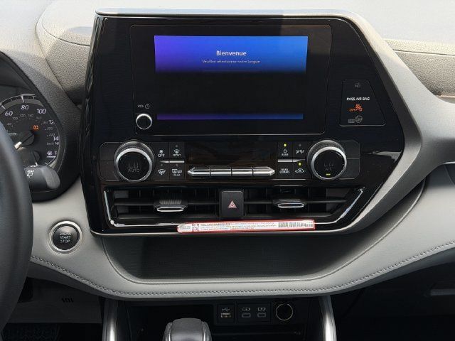 Used 2025 Toyota Highlander LE FWD image 15