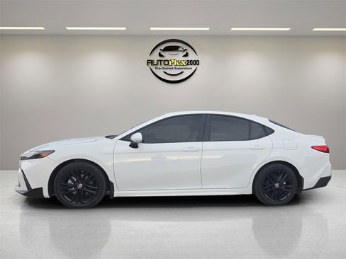 Used 2025 Toyota Camry SE image 4